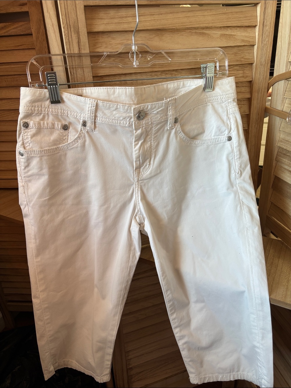 FINAL MARKDOWN Buffalo David Bitton White Capri Jeans 29 x 15 3/4